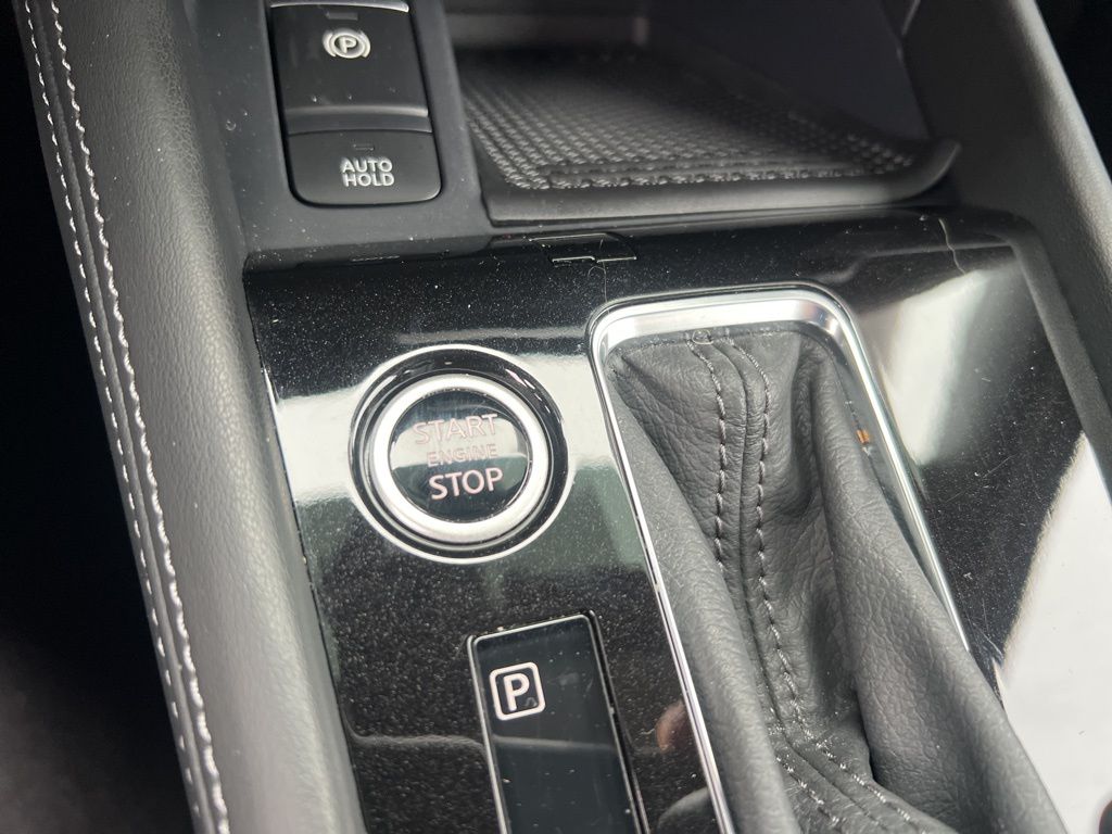 2024 Nissan Kicks SR photo