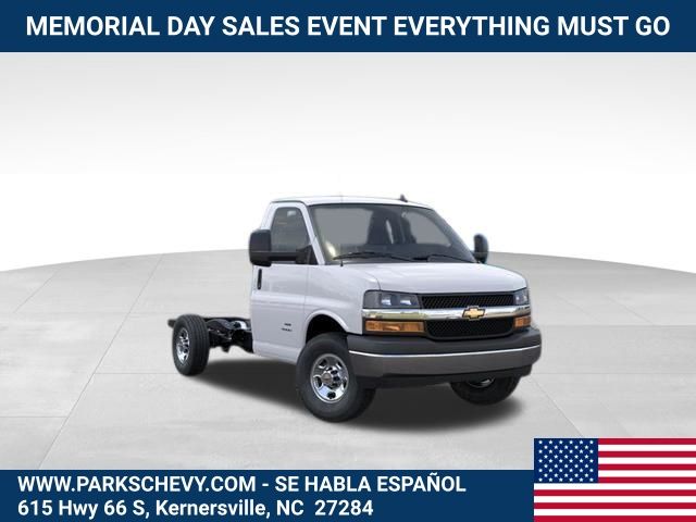 Summit White 2025 Chevrolet Express Chassis 3500 Cutaway 139 Van Rear-Wheel Drive 8-Speed Automatic