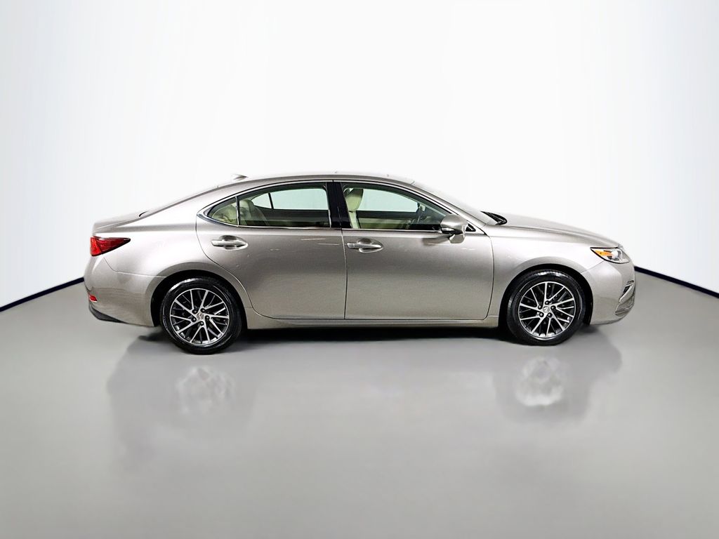 Thumbnail: 2017 Lexus ES - 4