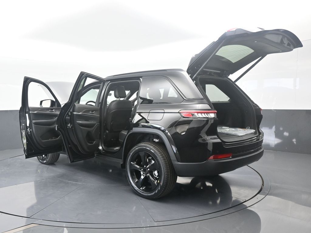 New 2025 Diamond Black Crystal Pearlcoat Jeep Limited image 69