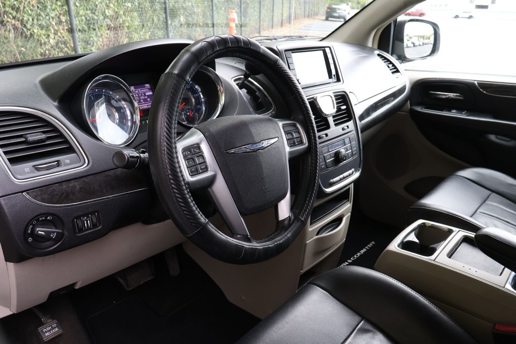 Thumbnail: 2013 Chrysler Town & Country - 25