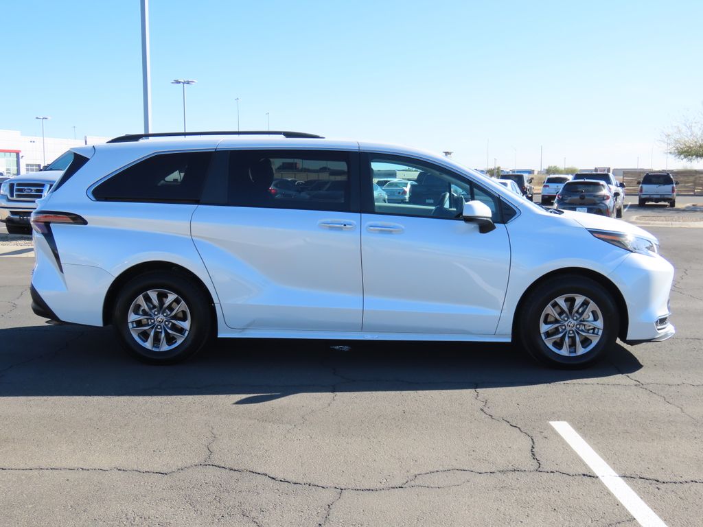 2023 Toyota Sienna XLE 4