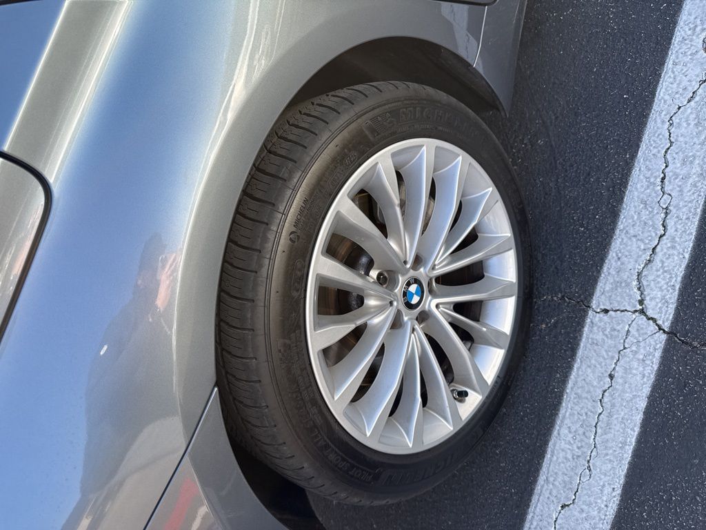 Thumbnail: 2021 BMW 5 Series - 16