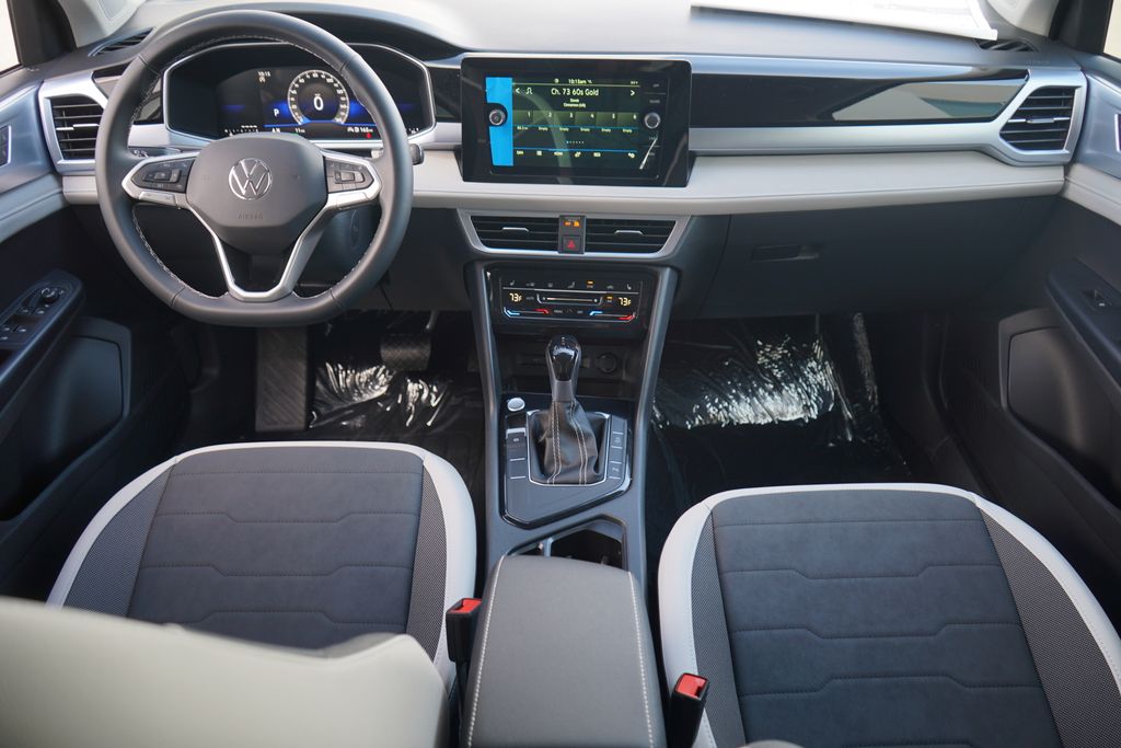 2025 Volkswagen Taos SE 8
