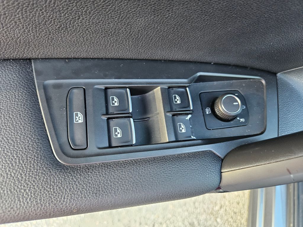 Thumbnail: 2019 Volkswagen Tiguan - 17