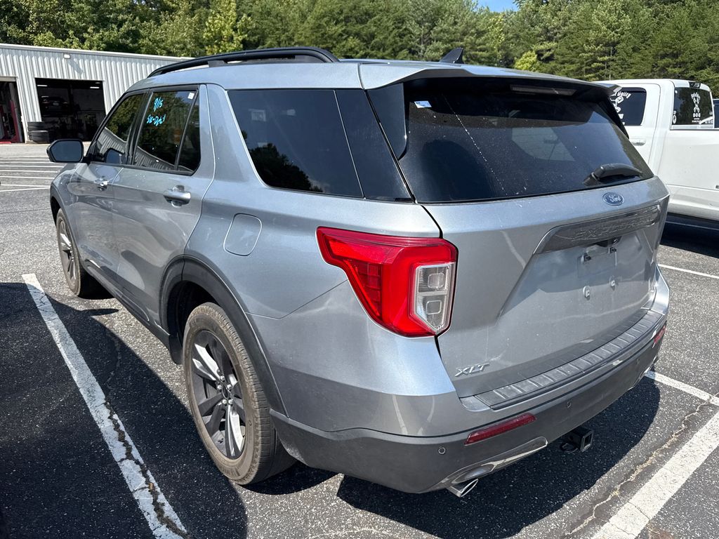 2024 Silver Metallic Ford Explorer XLT 4X4 SUV