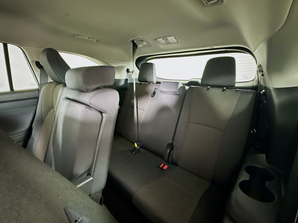 2024 Toyota Highlander LE 26