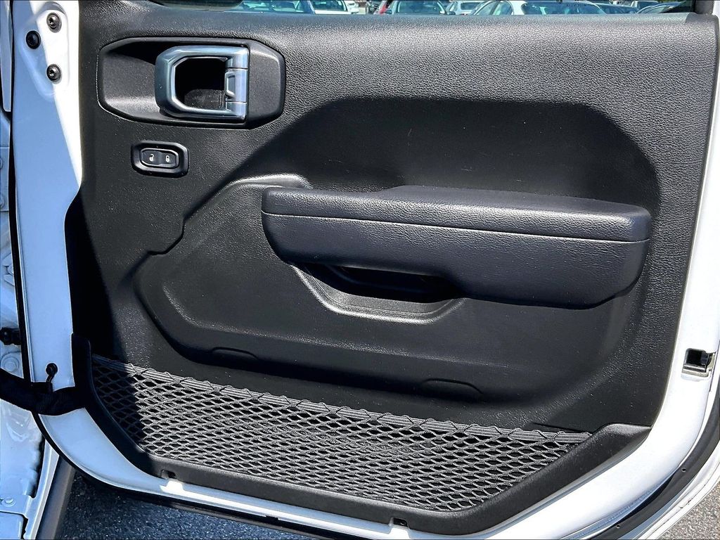 2023 Jeep Wrangler — photo 12