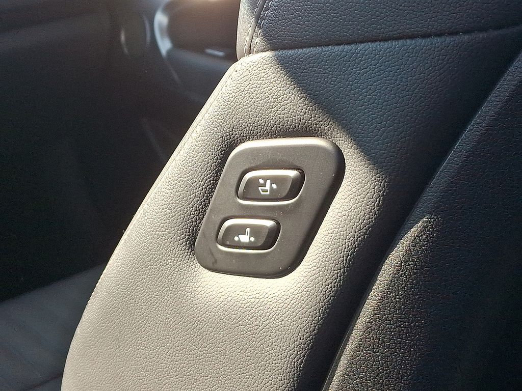 Thumbnail: 2021 Genesis G70 - 12