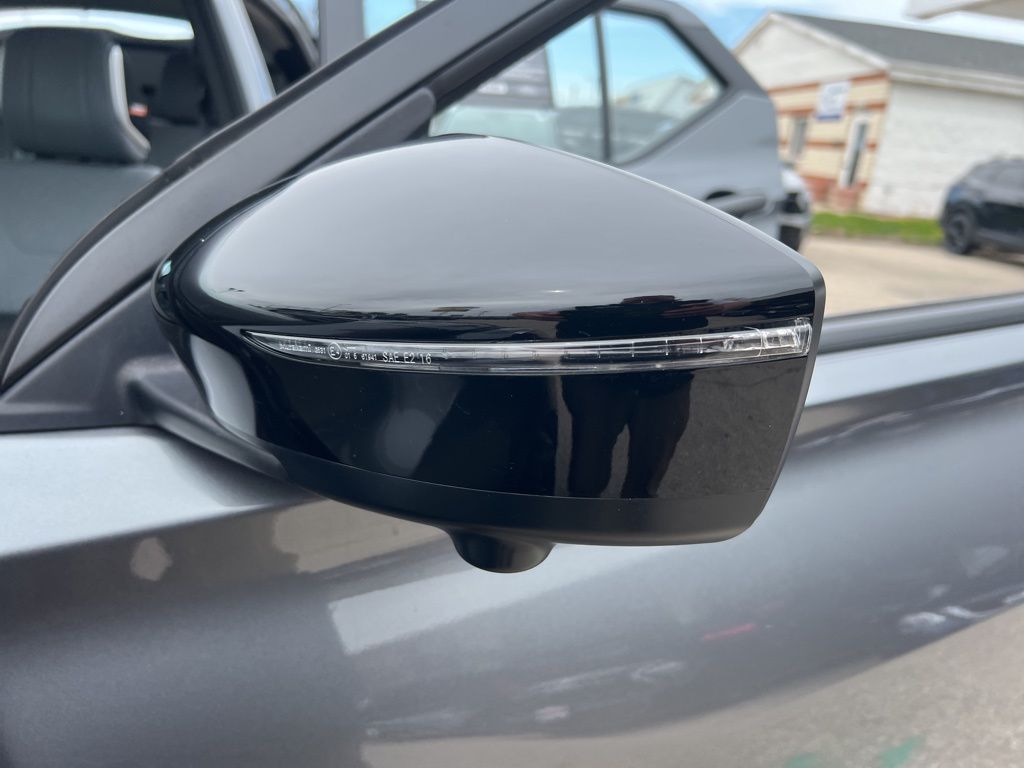 2024 Nissan Kicks SR photo