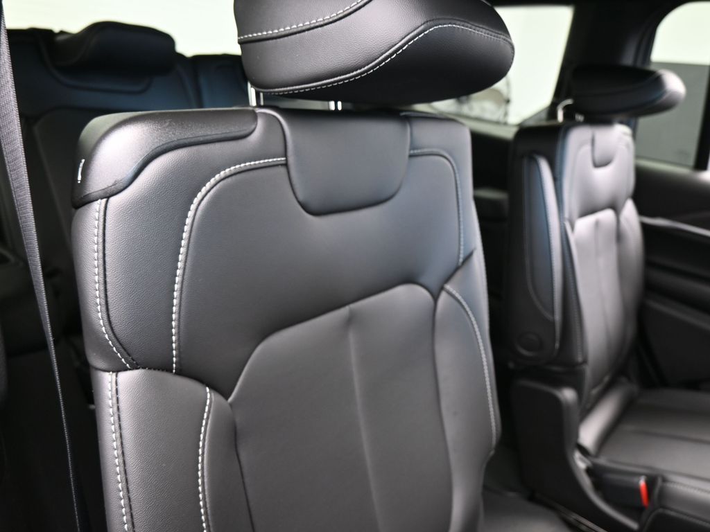 New 2026 Diamond Black Crystal Pearlcoat Jeep Limited image 35