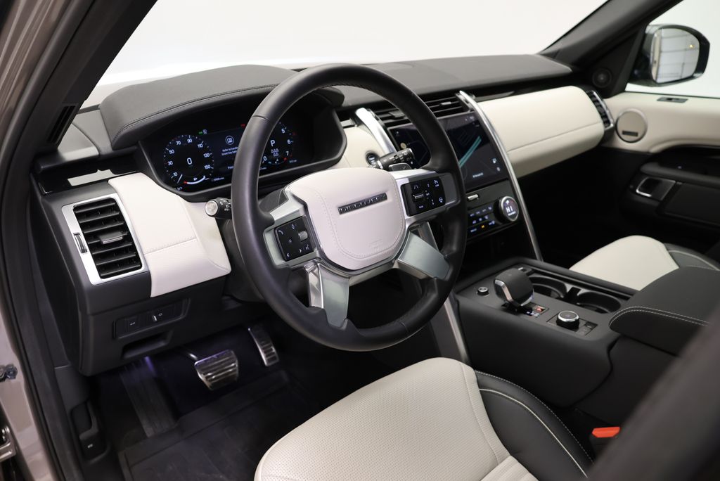 Thumbnail: 2023 Land Rover Discovery - 30
