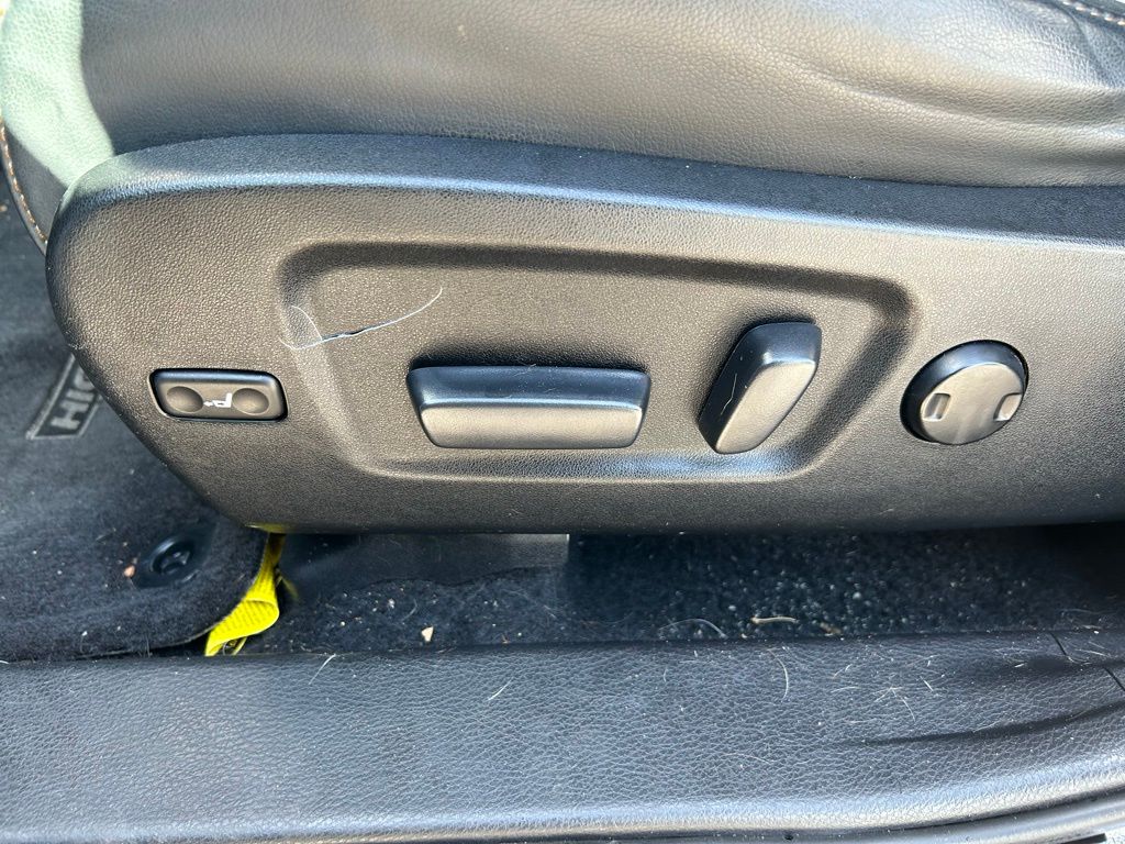 Thumbnail: 2017 Toyota Highlander - 17