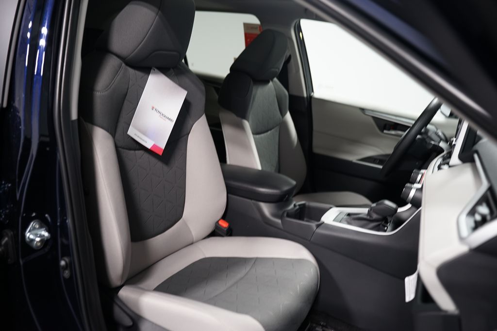 2025 Toyota RAV4 XLE 28