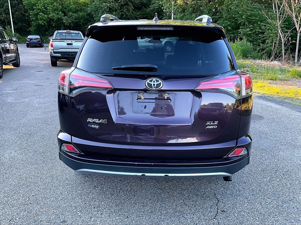 2017 Toyota RAV4 — photo 10