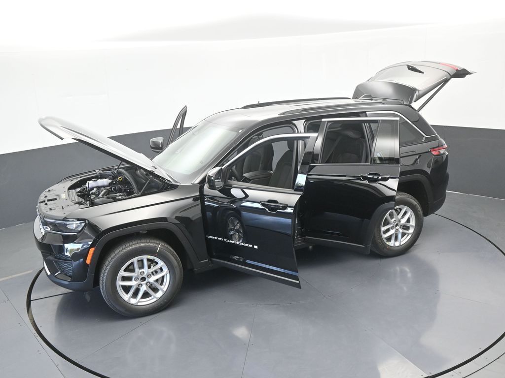 New 2026 Diamond Black Crystal Pearlcoat Jeep Laredo image 58