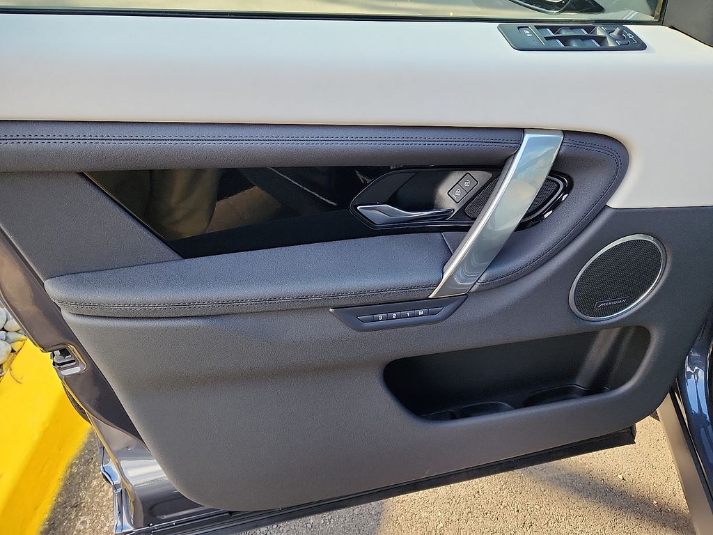 Thumbnail: 2025 Land Rover Discovery Sport - 12