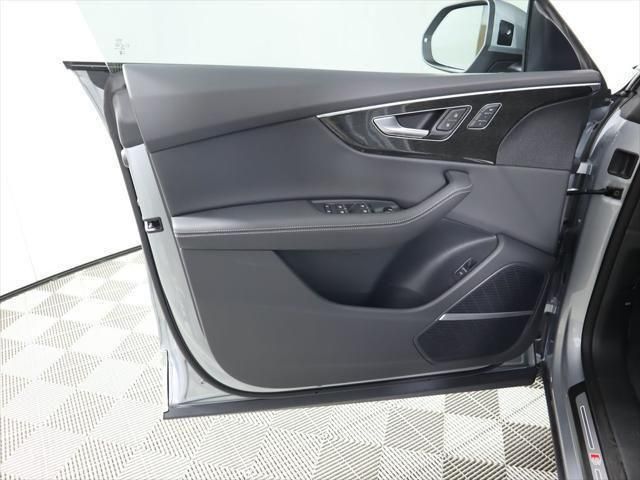 Thumbnail: 2025 Audi Q8 - 25