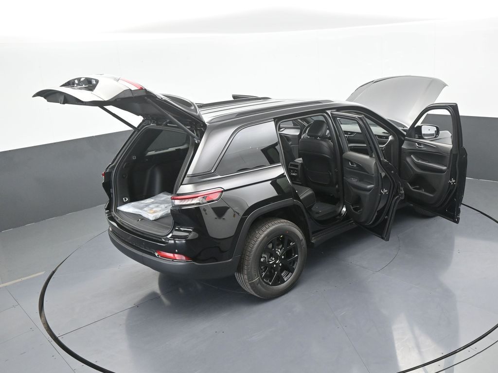 New 2025 Diamond Black Crystal Pearlcoat Jeep Laredo image 53