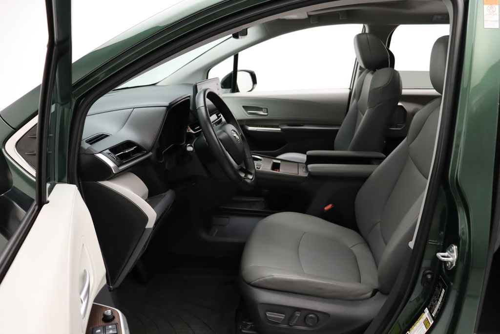 Thumbnail: 2021 Toyota Sienna - 14