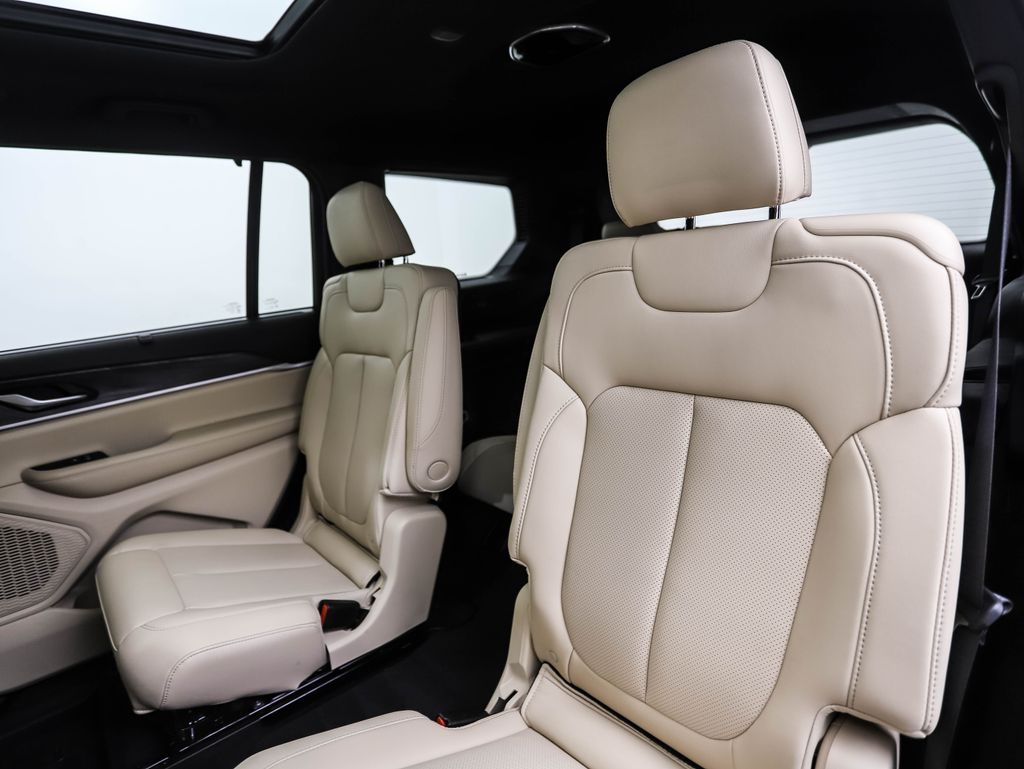 2023 Jeep Grand Cherokee L Limited Edition 21