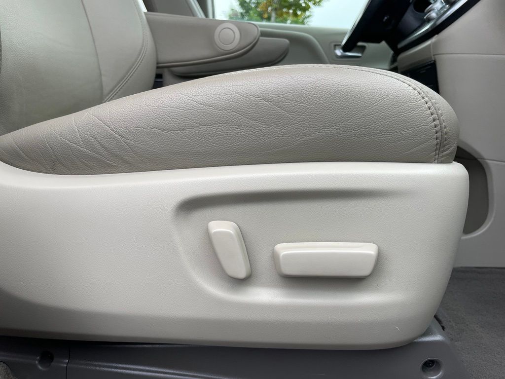 Thumbnail: 2017 Toyota Sienna - 31