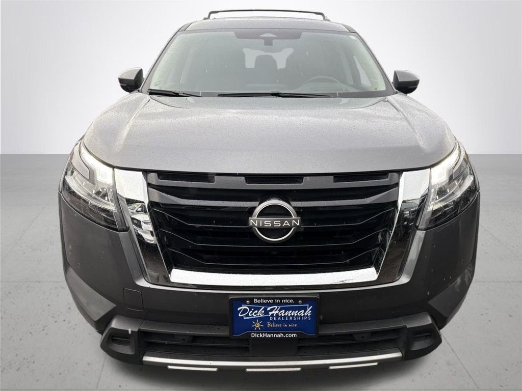 2023 Nissan Pathfinder Platinum photo 2