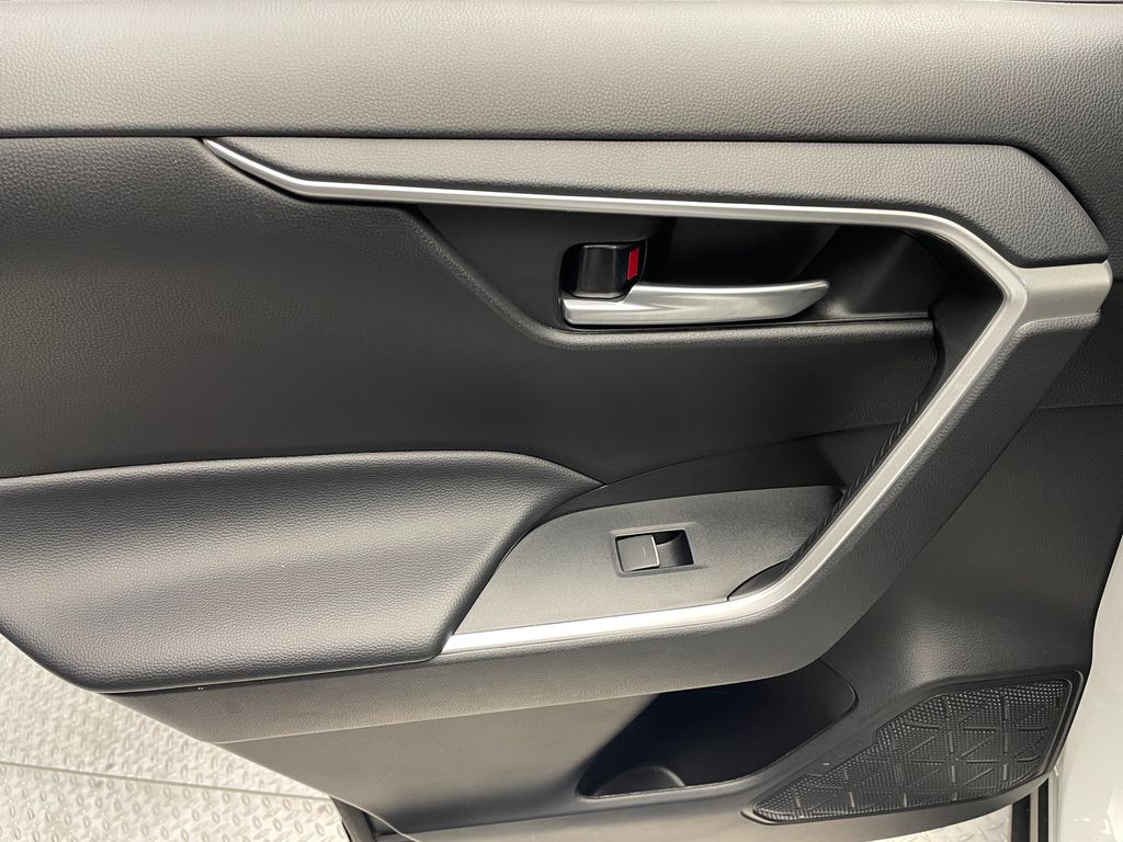 2023 Toyota RAV4 XLE 32