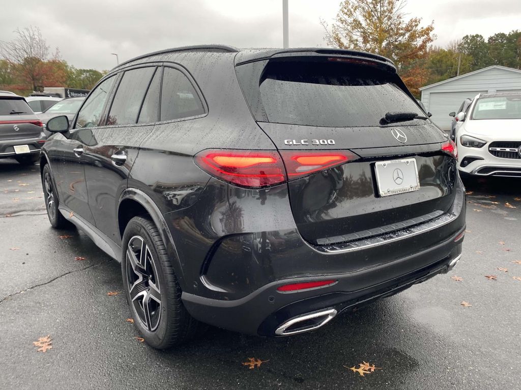 2025 Mercedes-Benz GLC 300 7