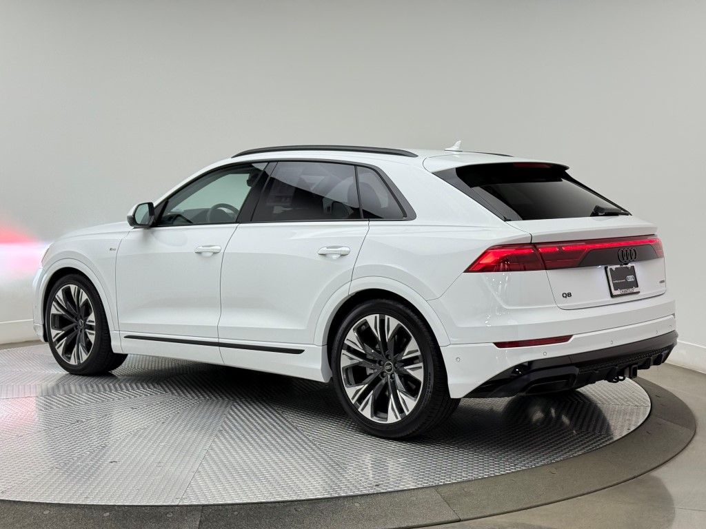 Thumbnail: 2025 Audi Q8 - 10