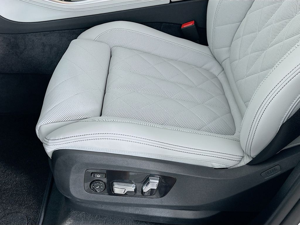 2026 BMW X5 M60i 21