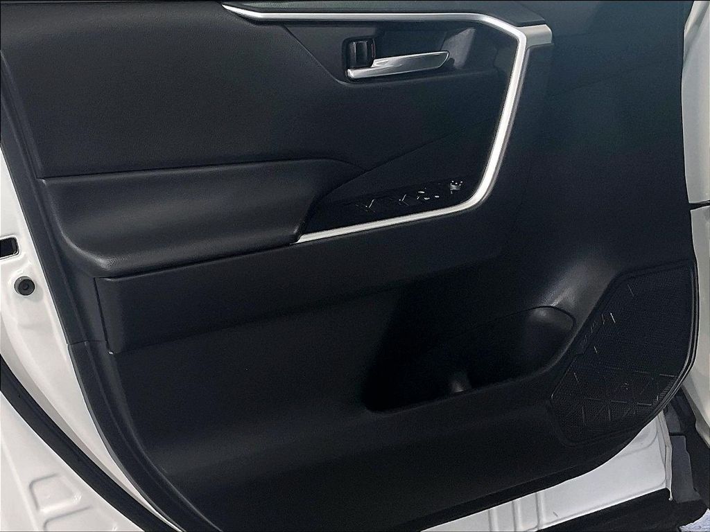 2024 Toyota RAV4 — photo 9