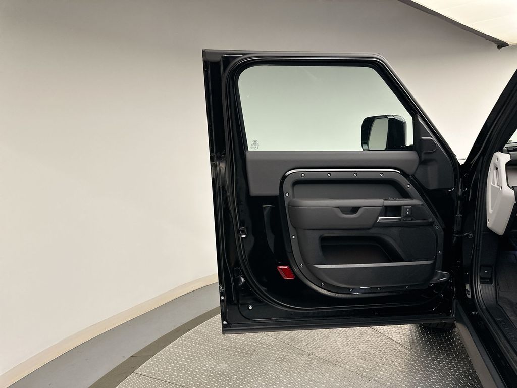 2025 Land Rover Defender 90 8
