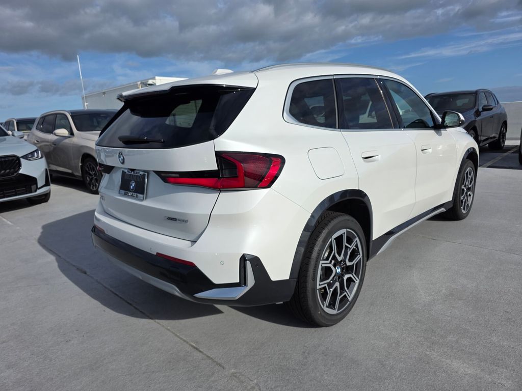 New 2026 White BMW xDrive28i image 4