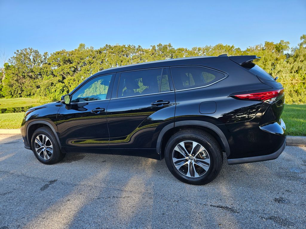 Thumbnail: 2022 Toyota Highlander - 3