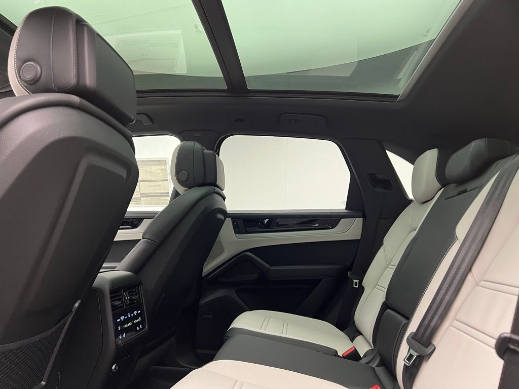 Thumbnail: 2025 Porsche Cayenne - 16