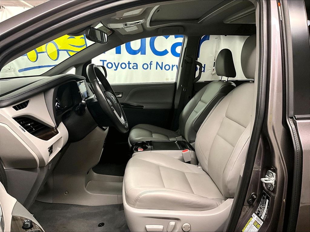 2020 Toyota Sienna — photo 10