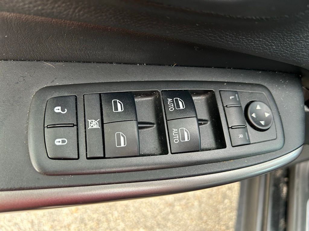 Thumbnail: 2019 Jeep Cherokee - 16