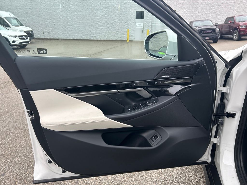 2024 BMW 5 Series 530i xDrive - 11