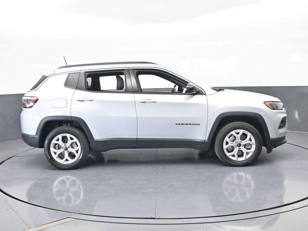 Used 2025 Silver Zynith Metallic Clearcoat Jeep Latitude image 7