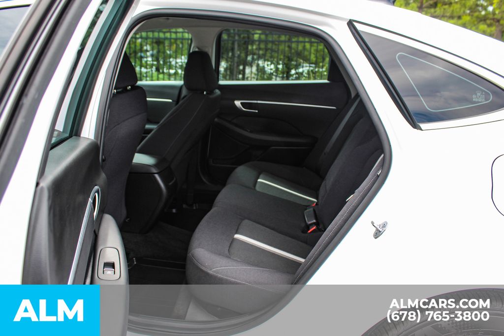 Used 2025 White Hyundai SEL image 17