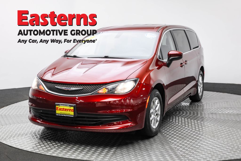 2020 Chrysler Voyager LX's photo