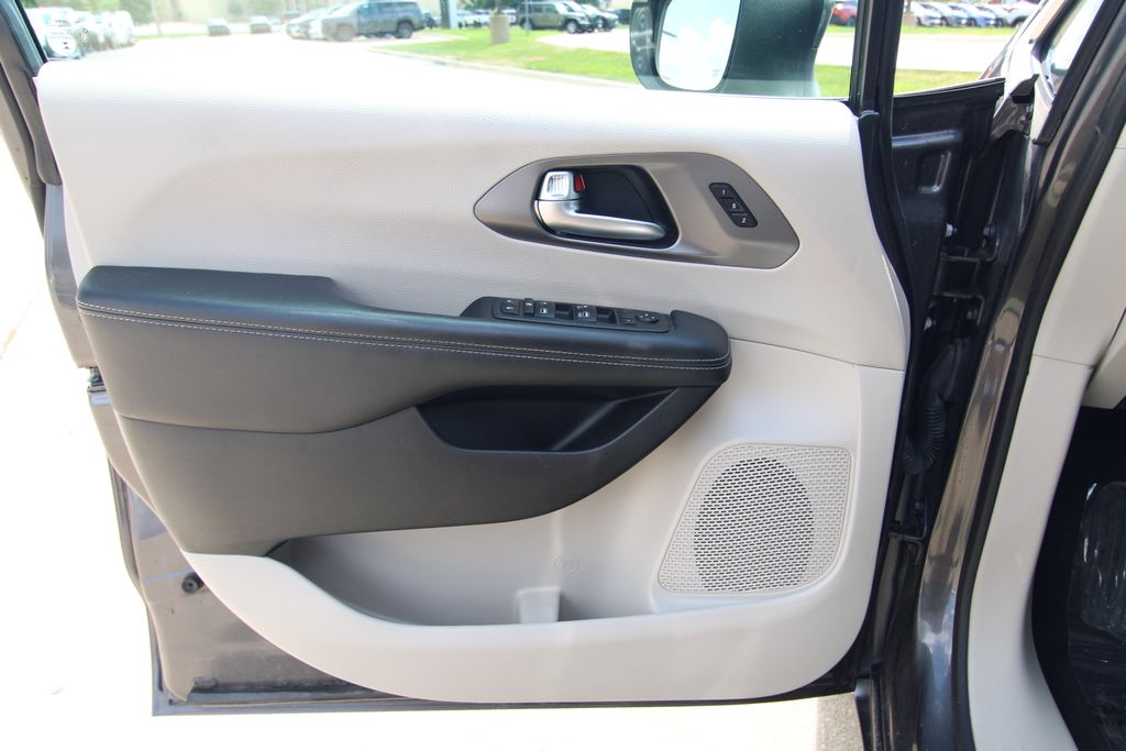 Used 2023 Chrysler Pacifica Van