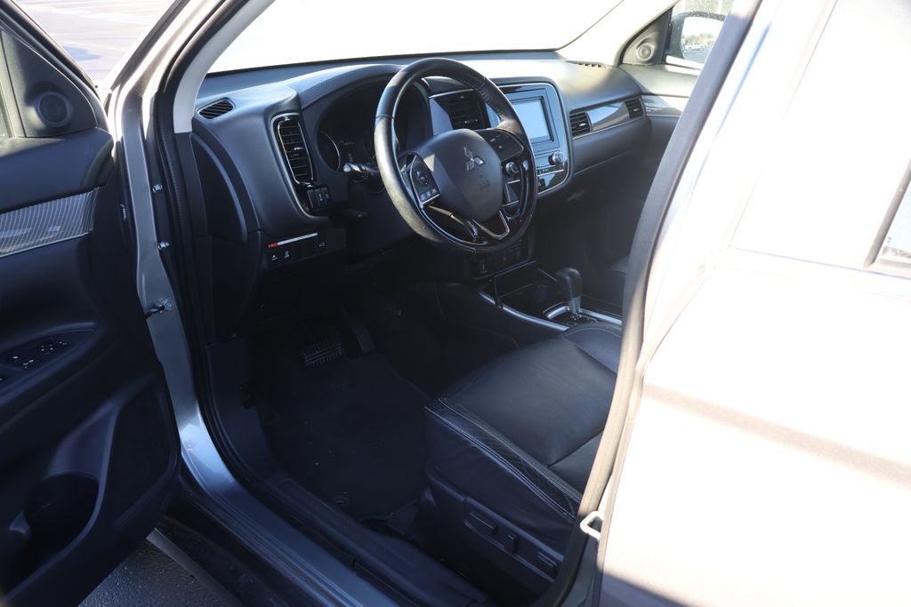 Thumbnail: 2020 Mitsubishi Outlander - 12