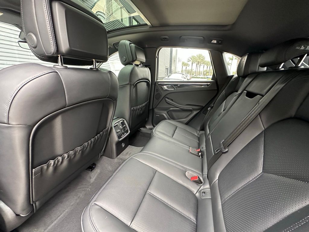 2025 Porsche Macan  29