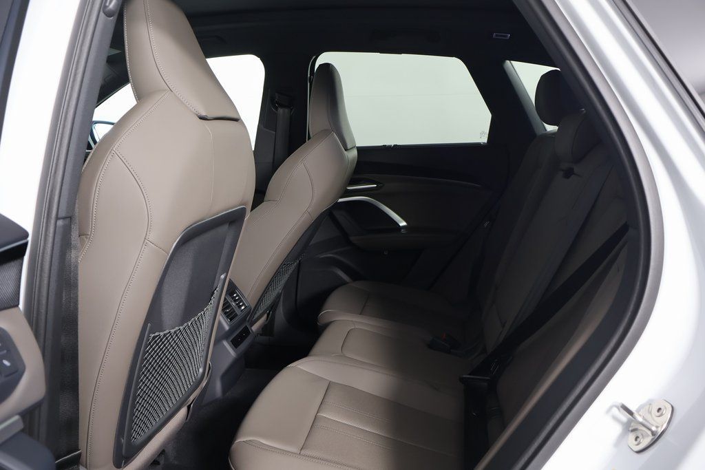 Thumbnail: 2025 Audi Q5 - 6