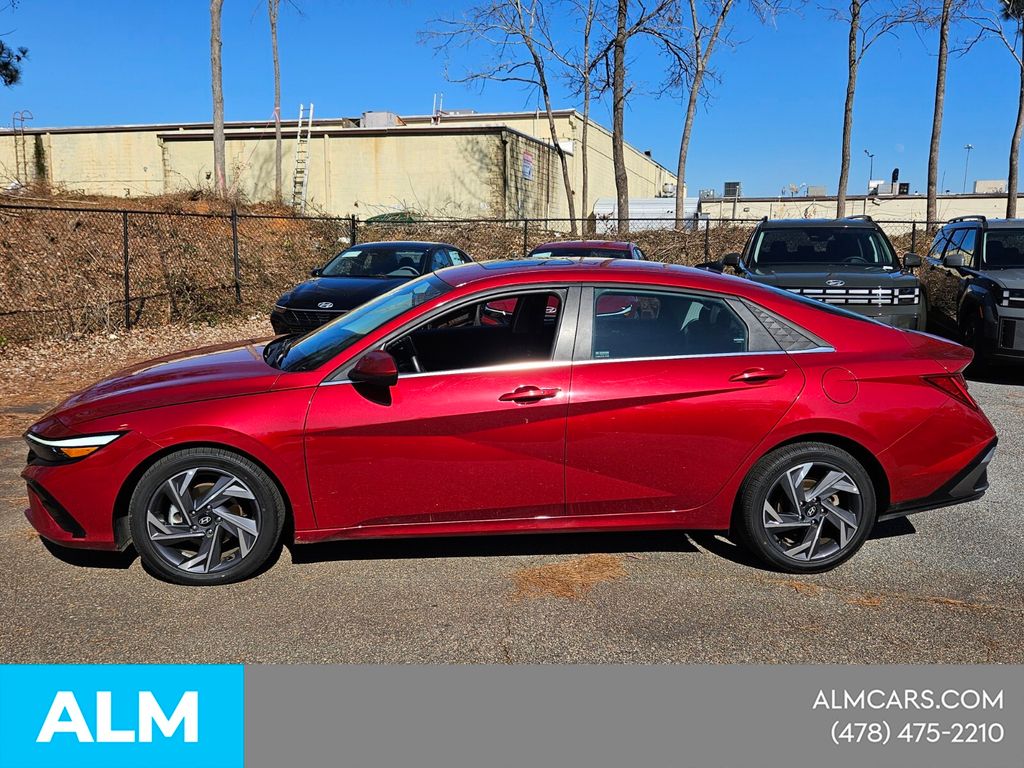 Used 2025 Red Hyundai SEL Convenience image 5