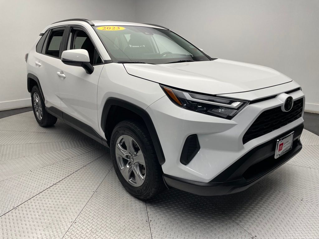 2023 Toyota RAV4 XLE 3