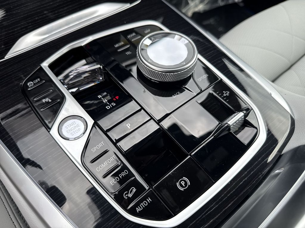 Thumbnail: 2027 BMW X7 - 16