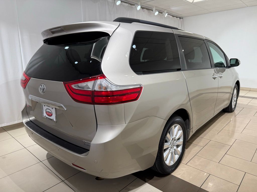 Thumbnail: 2017 Toyota Sienna - 5